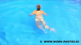 Носить трусики в бассейн