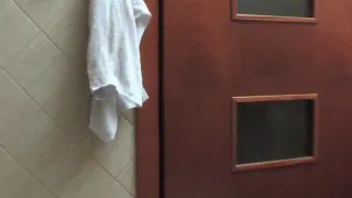 Горячая брюнетка трахается на стиральной машине