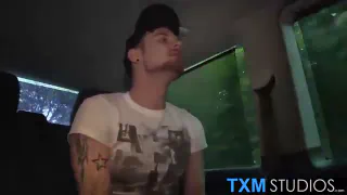 Горячая Аарон Двойное проникновение гей видео