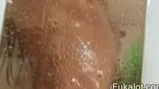 Ультра сладкий голый молодой имеющий душ