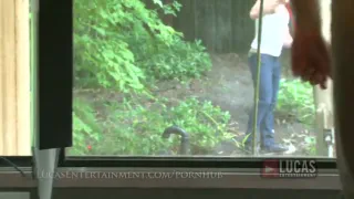 Повесить прямо Гарднер трахает гей качок в сад
