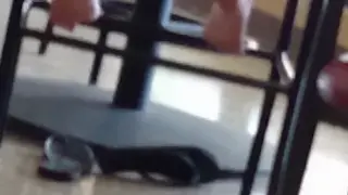 Откровенные футфетиш в кафе