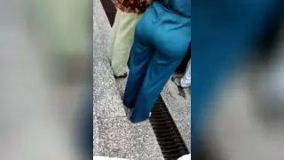 Сексуальная зрелая попой красиво одет