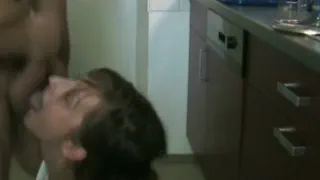 Хорошая жена делает минет и получает на лицо в кухня