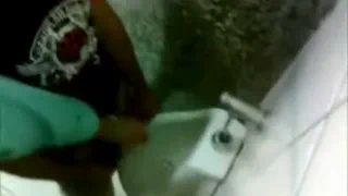 Дрочил на писсуар