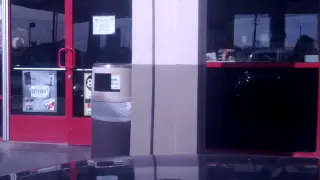 Симпатичная девушка в серых леггинсах