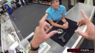 Распутная брюнетка и полиции латина женщина трахается