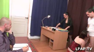 Брюнетка франсез в потес-Дез-Ан-саль-де-классе