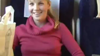 Красивая блондинка девушка сосет и трахается в общественных в поезде