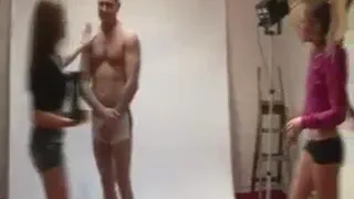 Фотограф сексуально запугивает манекенщик