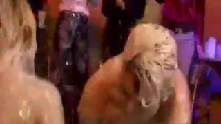 Чумовая шлюхи отчаянно бороться голыми в грязи
