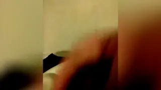 Мужчина екает в ванной с крупным планом