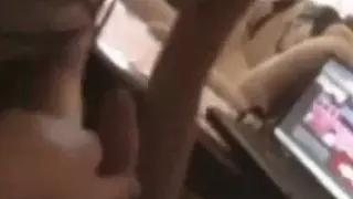 Брюнетка наслаждается его вкусный член глубоко внутри ее киски