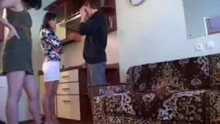 Мужчина лежит на диване две женщины