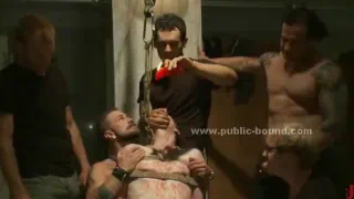 Гей парень получает его одежда порвана затем производится трахаться в ожидаемых видео
