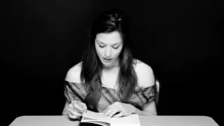 Милые незрелых Гал читает книгу и стонет сидя на