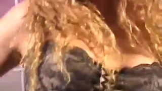 Порнозвезда получила по заднице кулаком и трахнулась с ним