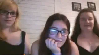3 пухлые девушки показывают лифчик