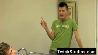 Горячая миг Ну мы называем это ловкий парень Джош